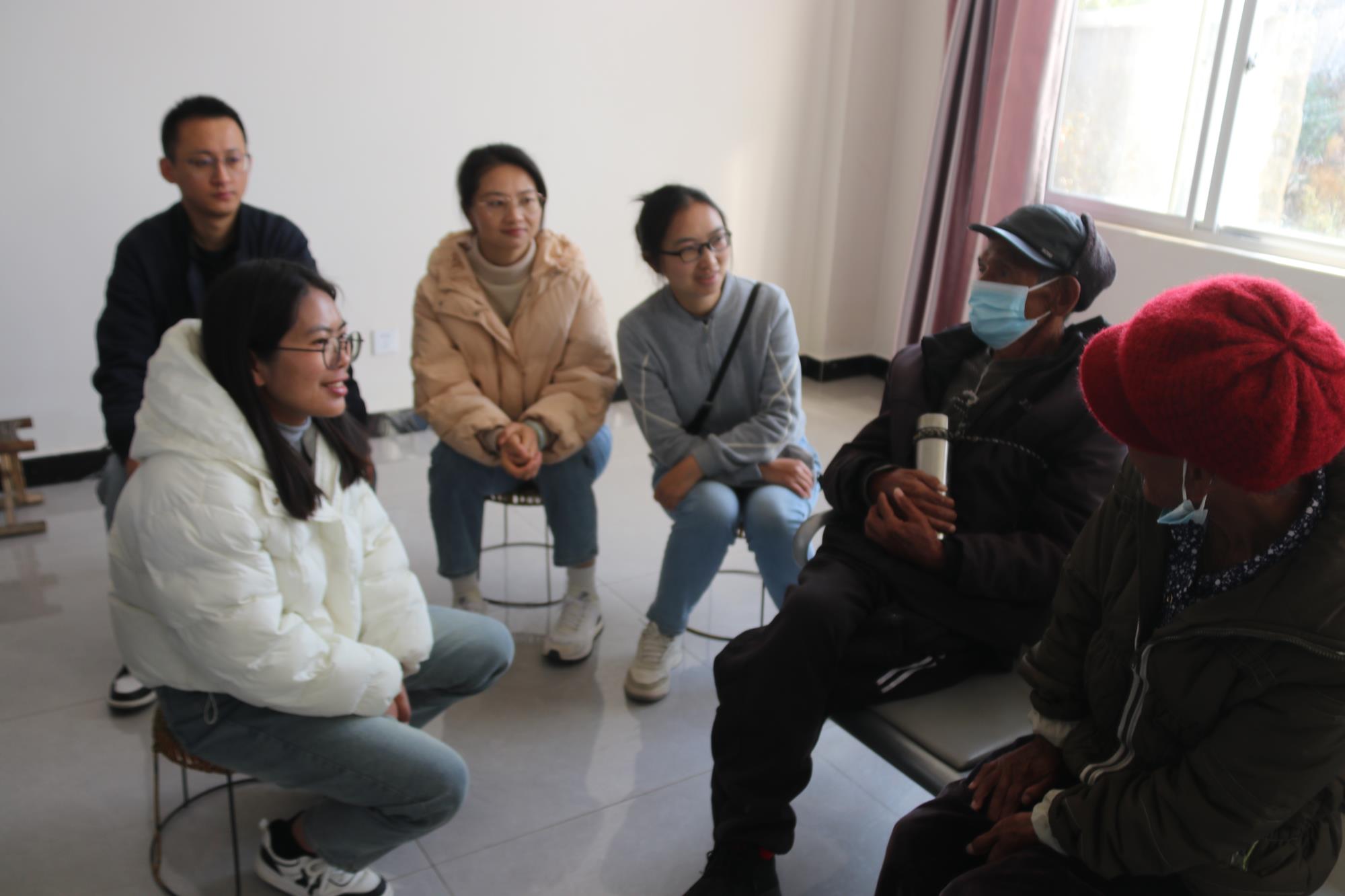 鳳慶縣新華鄉(xiāng)：踐行雷鋒精神 養(yǎng)老院中話家常